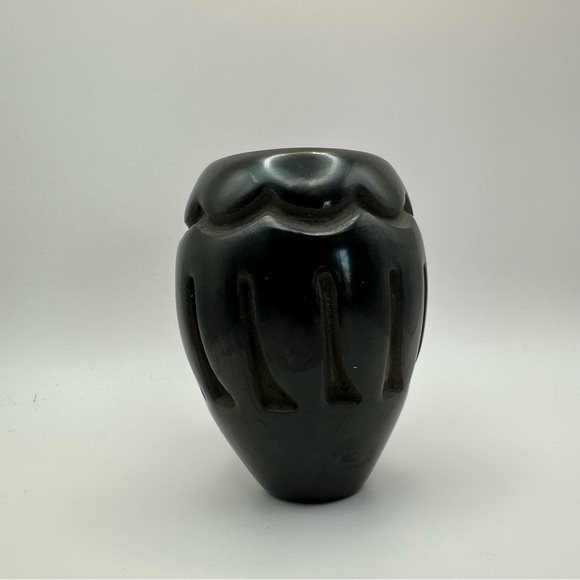Santa Clara Pueblo Blackware Pottery by Elaine Salazar โ 3.5" Carved Vase - Picture 9 of 12
